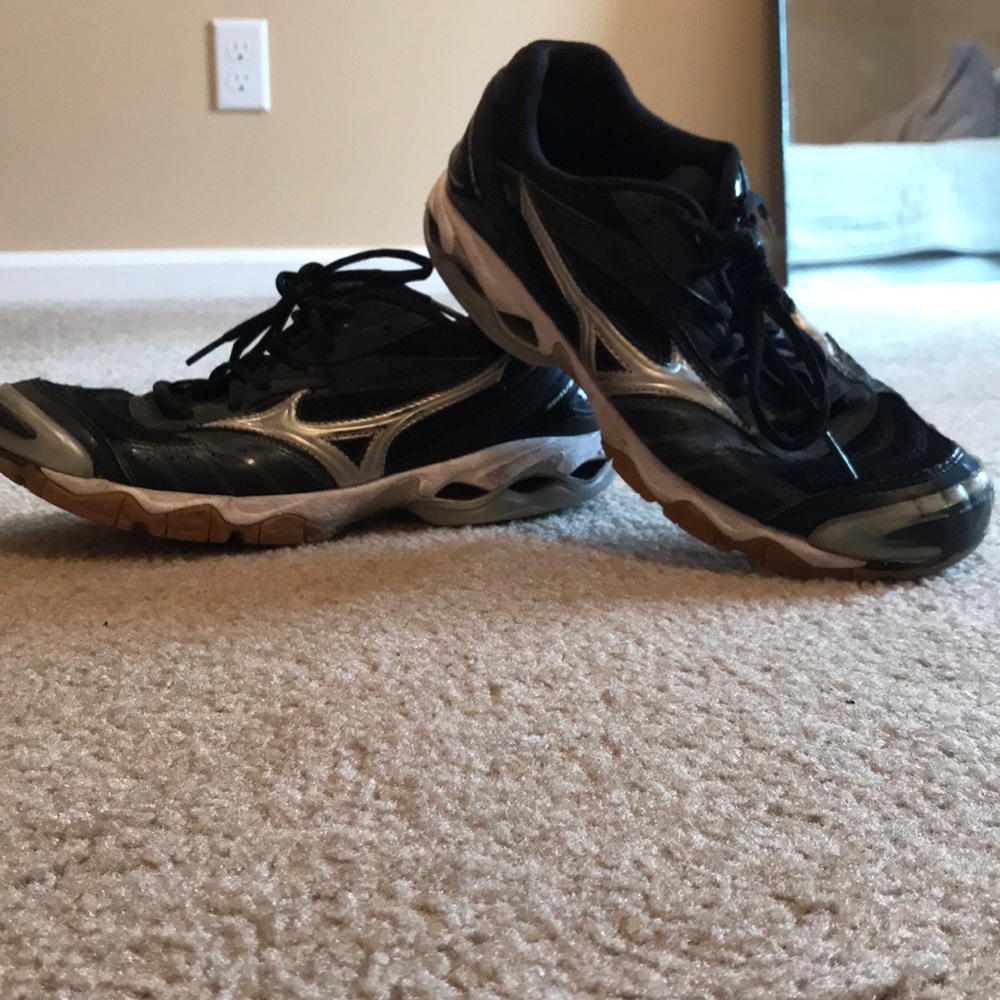 Court shoes